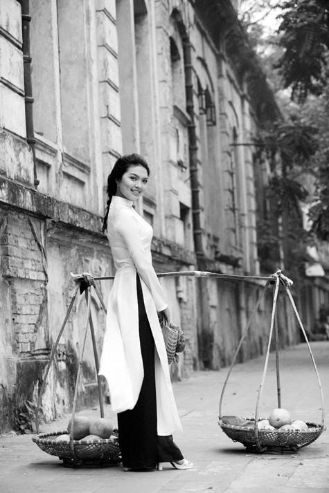 Bức ảnh khiến người xem liên tưởng về hình ảnh những cô gái Hà Thành thướt tha trong tà áo dài dạo phố. Bức ảnh khiến người xem liên tưởng về hình ảnh những cô gái Hà Thành thướt tha trong tà áo dài dạo phố.