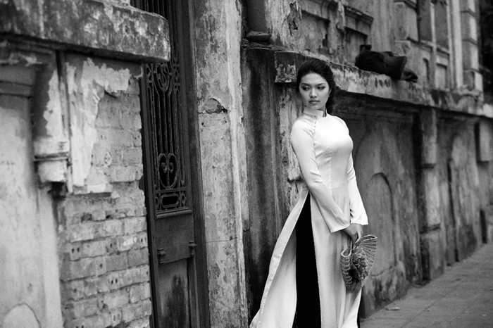 Imiss Thăng Long 2011, Đỗ Thùy Dương thướt tha, dịu dàng song không kém phần sang trọng, tinh tế trong tà áo dài truyền thống một lần nữa khiến người xem phải trầm trồ thốt lên : "Thương lắm áo dài ơi!" Imiss Thăng Long 2011, Đỗ Thùy Dương thướt tha, dịu dàng song không kém phần sang trọng, tinh tế trong tà áo dài truyền thống một lần nữa khiến người xem phải trầm trồ thốt lên : "Thương lắm áo dài ơi!"