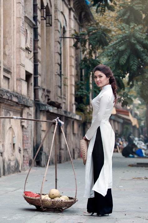 Những hình ảnh mới nhất của Imiss Thăng Long 2011, Đỗ Thùy Dương một lần nữa tôn vinh vẻ đẹp thướt tha, dịu dàng của người phụ nữ Việt Nam, vẻ đẹp bất biến của tà áo dài truyền thống. Những hình ảnh mới nhất của Imiss Thăng Long 2011, Đỗ Thùy Dương một lần nữa tôn vinh vẻ đẹp thướt tha, dịu dàng của người phụ nữ Việt Nam, vẻ đẹp bất biến của tà áo dài truyền thống.