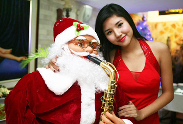 Gương mặt sinh viên đẹp nhất năm 2011 chụp ảnh bên ông gia Noel. Tuyết Mai bật mí, mùa Noel năm nay cô sẽ có nhiều điều bất ngờ và thú vị đang chờ đón Gương mặt sinh viên đẹp nhất năm 2011 chụp ảnh bên ông gia Noel. Tuyết Mai bật mí, mùa Noel năm nay cô sẽ có nhiều điều bất ngờ và thú vị đang chờ đón