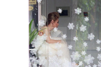 Ca sĩ Lâm Chí Khanh nắm chặt tay bạn trai đi thử áo cưới ảnh 6