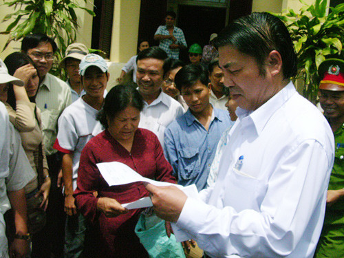 Ông Nguyễn Bá Thanh trực tiếp nhận đơn thư của người dân - Ảnh: HC Ông Nguyễn Bá Thanh trực tiếp nhận đơn thư của người dân - Ảnh: HC