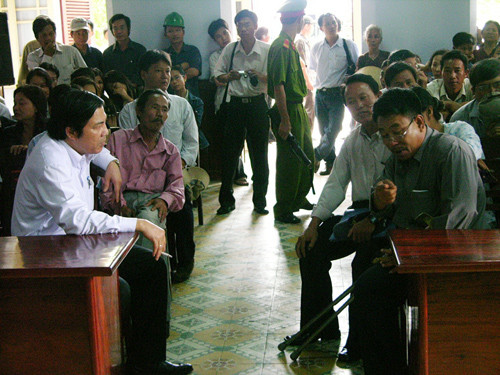 Ông Nguyễn Bá Thanh trực tiếp tham dự một phiên toà có tiếng kêu oan của người dân - Ảnh: HC Ông Nguyễn Bá Thanh trực tiếp tham dự một phiên toà có tiếng kêu oan của người dân - Ảnh: HC
