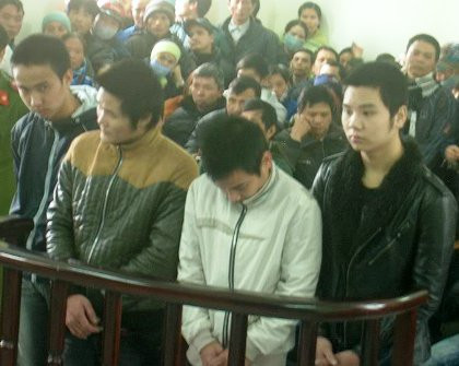 4 gã trai làng đồi bại lĩnh án. 4 gã trai làng đồi bại lĩnh án.