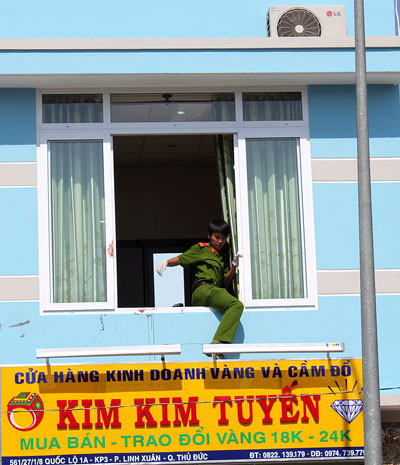 Công an khám nghiệm cửa sổ nơi đối tượng lạ mặt đột nhập vào nhà