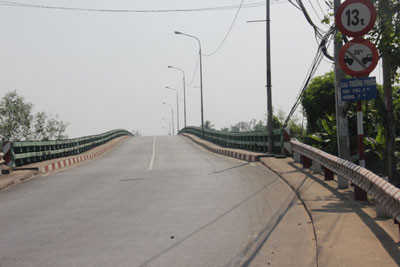 Đoạn đường cầu Trường Phước rất vắng vẻ dù là ban ngày.