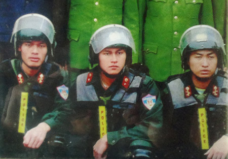 Thiếu úy Bùi Văn Bình (giữa). Thiếu úy Bùi Văn Bình (giữa).