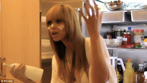 Beyonce tinh nghịch trong hậu trường buổi chụp hình Beyonce tinh nghịch trong hậu trường buổi chụp hình