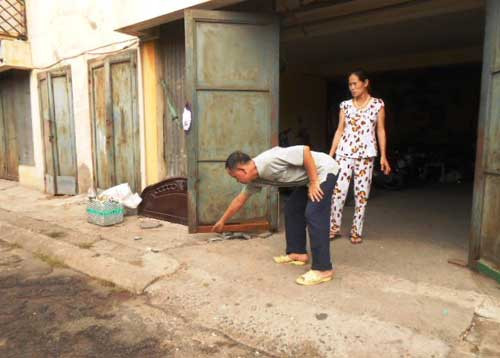 Ông Nguyễn Quốc Bửu chỉ tay vào chỗ 3 con bạc rơi xuống đất ông kể có người còn ngậm tiền trong miệng. Ông Nguyễn Quốc Bửu chỉ tay vào chỗ 3 con bạc rơi xuống đất ông kể có người còn ngậm tiền trong miệng.