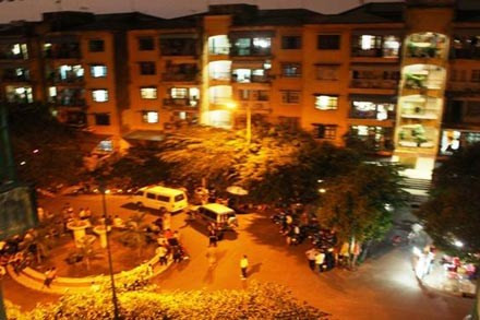 Toàn cảnh lúc cảnh sát vây bắt sòng bạc tại chung cư. Ảnh: Phùng Bắc Toàn cảnh lúc cảnh sát vây bắt sòng bạc tại chung cư. Ảnh: Phùng Bắc