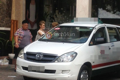 Ca sĩ Lâm Chí Khanh nắm chặt tay bạn trai đi thử áo cưới ảnh 12