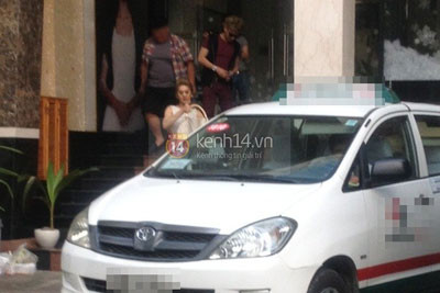 Ca sĩ Lâm Chí Khanh nắm chặt tay bạn trai đi thử áo cưới ảnh 11