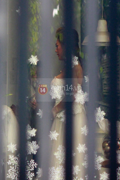 Ca sĩ Lâm Chí Khanh nắm chặt tay bạn trai đi thử áo cưới ảnh 8