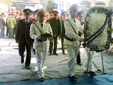 Đồng đội đau buồn tiễn đưa anh.