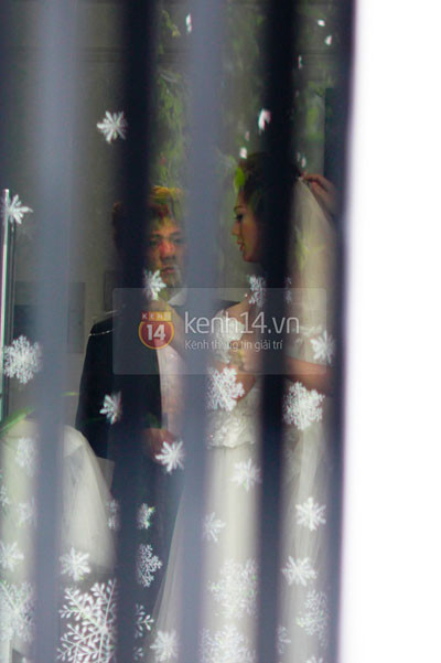 Ca sĩ Lâm Chí Khanh nắm chặt tay bạn trai đi thử áo cưới ảnh 10