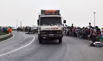 Hiện trường vụ tai nạn khiến hai vợ chồng anh Hường, chị Đào tử vong.