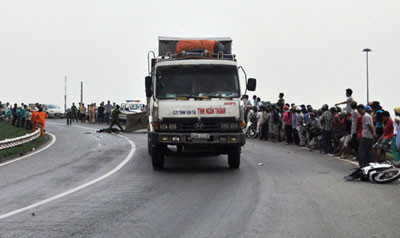 Hiện trường vụ tai nạn khiến hai vợ chồng anh Hường, chị Đào tử vong. Hiện trường vụ tai nạn khiến hai vợ chồng anh Hường, chị Đào tử vong.