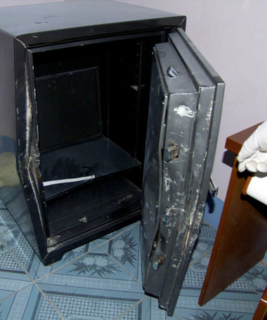Két đựng vàng của đại gia bị băng trộm phá. Két đựng vàng của đại gia bị băng trộm phá.