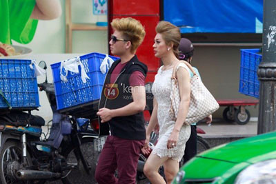 Khanh Chi Lâm và bạn trai thu hút khá nhiều sự chú ý Có thể thấy khá rõ gương mặt của bạn trai nữ ca sĩ Cả hai luôn nắm chặt tay nhau Vào showroom áo cưới Khanh Chi Lâm lộ vẻ căng thẳng khi thử váy cưới Bạn trai luôn bên cạnh cô Cả hai ra về sau khi thử xong đồ Khanh Chi Lâm và bạn trai thu hút khá nhiều sự chú ý Có thể thấy khá rõ gương mặt của bạn trai nữ ca sĩ Cả hai luôn nắm chặt tay nhau Vào showroom áo cưới Khanh Chi Lâm lộ vẻ căng thẳng khi thử váy cưới Bạn trai luôn bên cạnh cô Cả hai ra về sau khi thử xong đồ