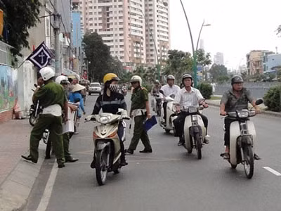 Khi dân phòng cũng... đòi giữ xe ảnh 1