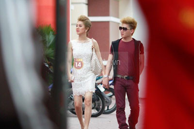 Ca sĩ Lâm Chí Khanh nắm chặt tay bạn trai đi thử áo cưới ảnh 3