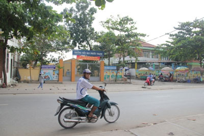 Trường tiểu học Phước Thạnh, nơi liên tiếp xảy ra việc bắt học sinh lấy vàng rồi bỏ rơi trên đường