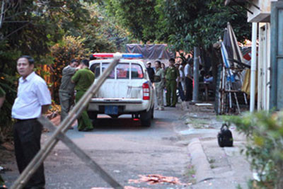 Cơ quan công an khám nghiệm hiện trường vụ án. Ảnh: ĐH