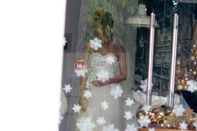 Ca sĩ Lâm Chí Khanh nắm chặt tay bạn trai đi thử áo cưới ảnh 7