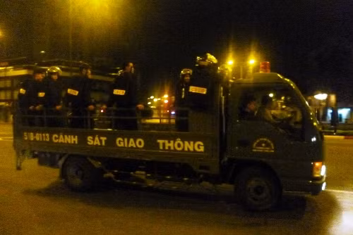 Canh sat chan duong nhieu nguoi hoang so bo chay