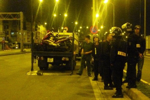 Hàng trăm CSGT, Cơ động và 113 đồng loạt ra quân trấn áp tội phạm. Canh sat chan duong nhieu nguoi hoang so bo chay