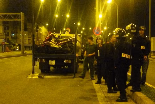 Canh sat chan duong nhieu nguoi hoang so bo chay