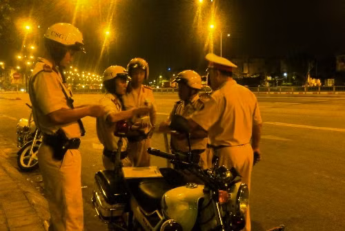 Canh sat chan duong nhieu nguoi hoang so bo chay