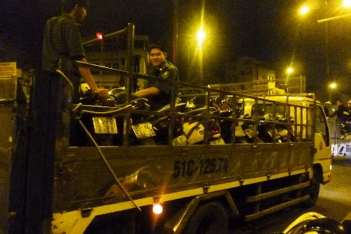 Canh sat chan duong nhieu nguoi hoang so bo chay