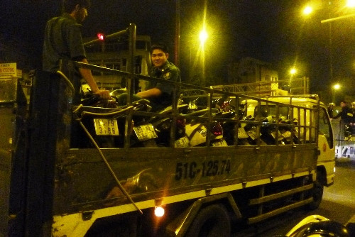 Nhiều xe vi phạm đã bị bắt giữ. Canh sat chan duong nhieu nguoi hoang so bo chay