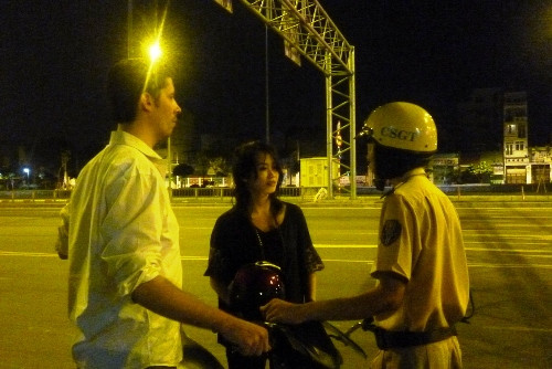 Nhiều người không hiểu bị dừng xe vì lý do gì nhưng vẫn vui vẻ hợp tác. Tuy nhiên cũng có trường hợp thấy CSGT đứng đông quá nên... bỏ chạy dù mình không vi phạm gì. Canh sat chan duong nhieu nguoi hoang so bo chay