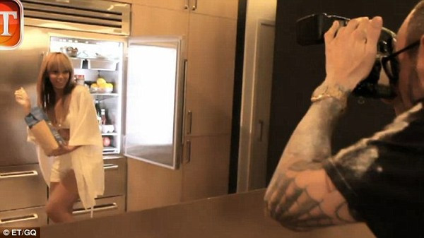 Beyonce tinh nghịch trong hậu trường buổi chụp hình Beyonce tinh nghịch trong hậu trường buổi chụp hình