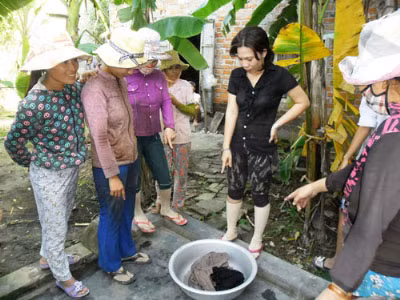 Bộ quần áo lổn ngổn sinh vật lạ giống như đỉa của bà Phụng.