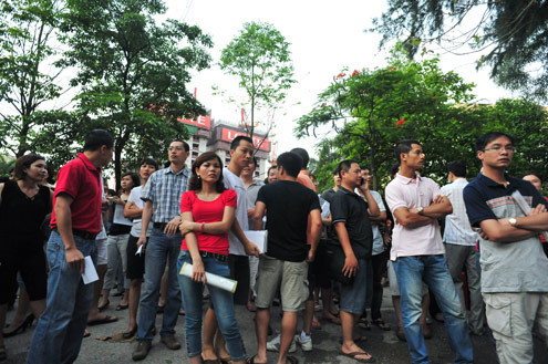 Sau đó lãnh đạo nhà trường không bằng lòng với sự mất trật tự của hàng trăm phụ huynh đã bắc loa thông báo huỷ buổi bán hồ sơ. Sau đó lãnh đạo nhà trường không bằng lòng với sự mất trật tự của hàng trăm phụ huynh đã bắc loa thông báo huỷ buổi bán hồ sơ.