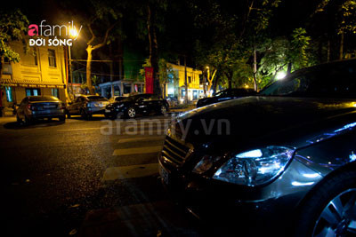 Nhiều người quen miệng, toàn gọi đây là trà chanh "dân chơi". Không khó để bắt gặp những chiếc Porsche, Audi, Mecerdes hay Lexus... "cắm rễ" ở đây mỗi tối, các cô gái xinh đẹp xách túi hàng hiệu, lái xe đẹp ra vô nườm nượp. Nhiều người quen miệng, toàn gọi đây là trà chanh "dân chơi". Không khó để bắt gặp những chiếc Porsche, Audi, Mecerdes hay Lexus... "cắm rễ" ở đây mỗi tối, các cô gái xinh đẹp xách túi hàng hiệu, lái xe đẹp ra vô nườm nượp.