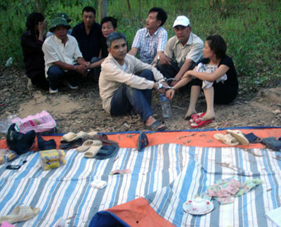 Hiện trường các con bạc bị bắt.