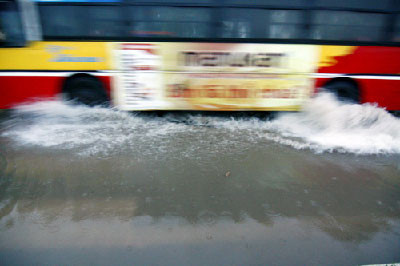 Hà Nội thành "sông" trong cơn mưa lớn nhất đầu hè ảnh 5