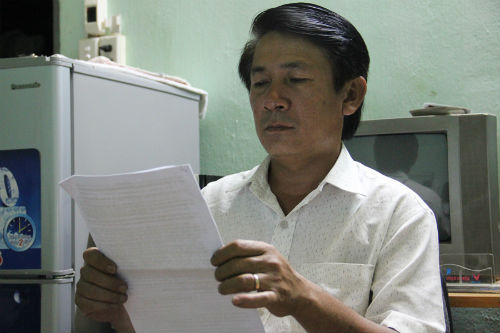 Thấy cậu học trò có tướng tá cao to, đẹp trai nên bà Y đã nảy sinh ra ý định đồi bại. Theo đó, bà Y đã phỉnh dụ vào phía trong nhà và cho em N uống thuốc kích thích, rồi quan hệ. Tuy nhiên do bị cho uống quá liều và quan hệ thô bạo nhiều giờ liền dẫn đến em N., ngất xỉu, còn ‘cậu nhỏ” thì bị gãy, phải đưa đến bệnh viện Đặng Thùy Trâm, cấp cứu", trang này đưa tin. Tuy nhiên, người thân của bà Y hoàn toàn bất ngờ trước thông tin này. (Trong ảnh là chồng bà Y đang gửi đơn đến các cơ quan chức năng) . Thấy cậu học trò có tướng tá cao to, đẹp trai nên bà Y đã nảy sinh ra ý định đồi bại. Theo đó, bà Y đã phỉnh dụ vào phía trong nhà và cho em N uống thuốc kích thích, rồi quan hệ. Tuy nhiên do bị cho uống quá liều và quan hệ thô bạo nhiều giờ liền dẫn đến em N., ngất xỉu, còn ‘cậu nhỏ” thì bị gãy, phải đưa đến bệnh viện Đặng Thùy Trâm, cấp cứu", trang này đưa tin. Tuy nhiên, người thân của bà Y hoàn toàn bất ngờ trước thông tin này. (Trong ảnh là chồng bà Y đang gửi đơn đến các cơ quan chức năng) .