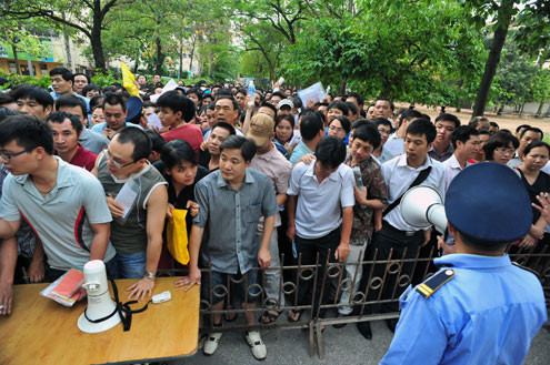 Một hàng rào để phát tích kê đã được dựng sẵn bên trong trường. Bảo vệ bắc loa kêu gọi mọi người không chen lấn xô đẩy nhưng bất thành. Một hàng rào để phát tích kê đã được dựng sẵn bên trong trường. Bảo vệ bắc loa kêu gọi mọi người không chen lấn xô đẩy nhưng bất thành.