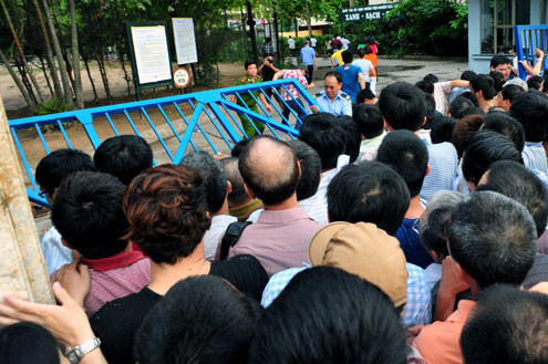 6h nhân viên bảo vệ mở cửa theo quy định từ trước đó, nhưng nhiều người sốt ruột muốn chạy vào trong đứng hàng đầu nên đã đẩy đổ cửa sắt. 6h nhân viên bảo vệ mở cửa theo quy định từ trước đó, nhưng nhiều người sốt ruột muốn chạy vào trong đứng hàng đầu nên đã đẩy đổ cửa sắt.