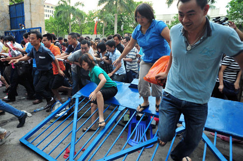 Một phụ nữ bị tụt chân xuống khe cửa vừa bị đổ Một phụ nữ bị tụt chân xuống khe cửa vừa bị đổ