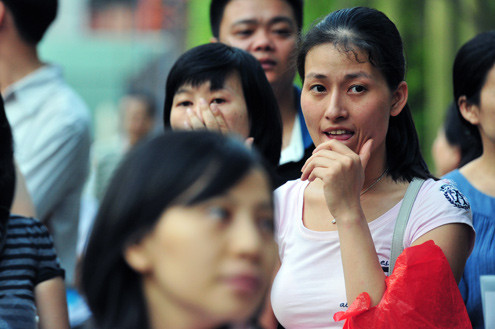 Nhiều người chỉ còn biết đứng ngao ngán, thẫn thờ tiếc nuối và chờ một buổi khác tiếp tục xếp hàng. Nhiều người chỉ còn biết đứng ngao ngán, thẫn thờ tiếc nuối và chờ một buổi khác tiếp tục xếp hàng.