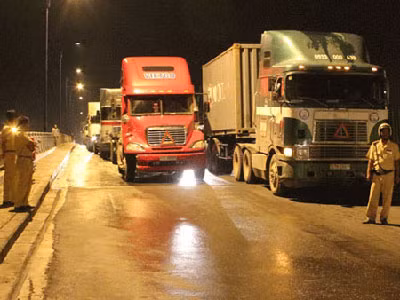 Thót tim vì container treo lơ lửng trên thành cầu ảnh 3