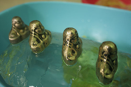 Nước đá tan chảy rất nhanh khi tiếp xúc với pho tượng như gặp phải vật nóng Nước đá tan chảy rất nhanh khi tiếp xúc với pho tượng như gặp phải vật nóng