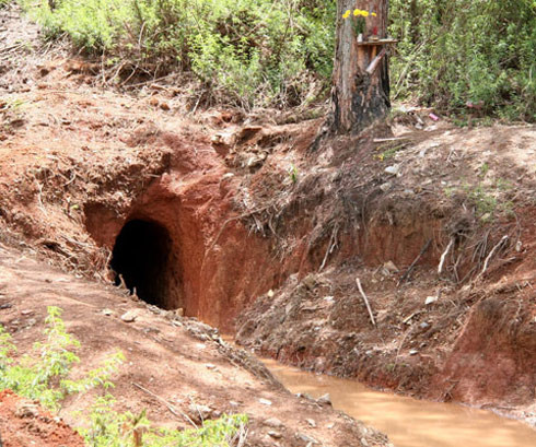 Một cửa vào đường hầm địa đạo bên dưới thung lũng Tình yêu. Ảnh: Quốc Dũng. Một cửa vào đường hầm địa đạo bên dưới Thung lũng Tình yêu. Ảnh: Quốc Dũng.