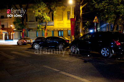 Tối nào, hai bên đường đoạn số 2 Quang Trung cũng kín đặc ô tô của khách tới uống trà chanh. Tối nào, hai bên đường đoạn số 2 Quang Trung cũng kín đặc ô tô của khách tới uống trà chanh.